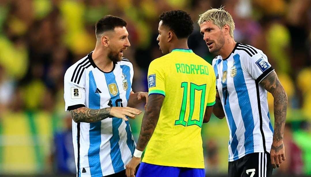 Penyerang Real Madrid, Rodrygo, saat terlibat cekcok dengan Lionel Messi di pertandingan Brasil vs Argentina baru-baru ini. (Foto: X/@MadridExtra)