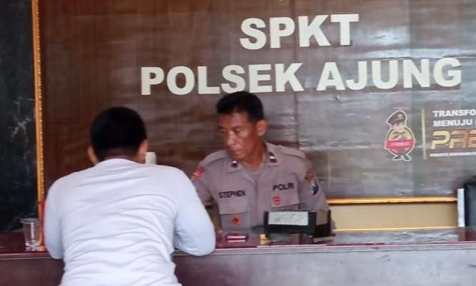 Robby Ardiansyah, Anggota Satpol PP Ajung saat melaporkan kehilangan sepeda motor di Polsek Ajung (Foto: Istimewa)