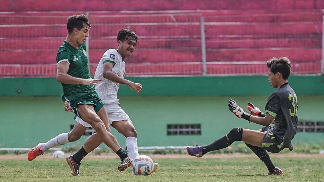 Pemain Persebaya, Bruno Moreira (kiri) saat menjalani laga uji coba. (Foto: Persebaya)