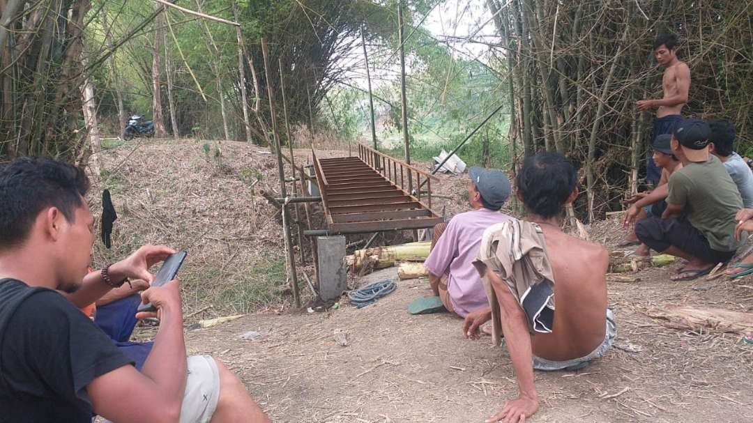 Semangat pemuda di Bojonegoro swadaya membuat jembatan. (Foto: Istimewa)