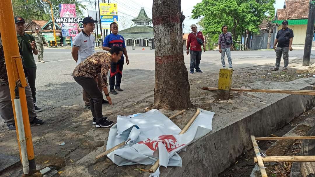 Penertiban alat peraga kampanye di Kabupaten Blora. (Foto: AHmad Sampoerno/Ngopibareng.id)