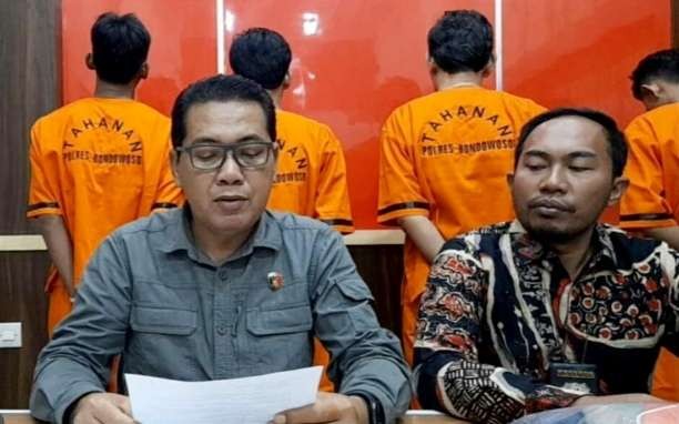 Empat tersangka kasus tindak pidana pencabulan anak di bawah umur diungkapkan Polres Bondowoso selama November 2023.(Foto:Guido/Ngopibareng.id)