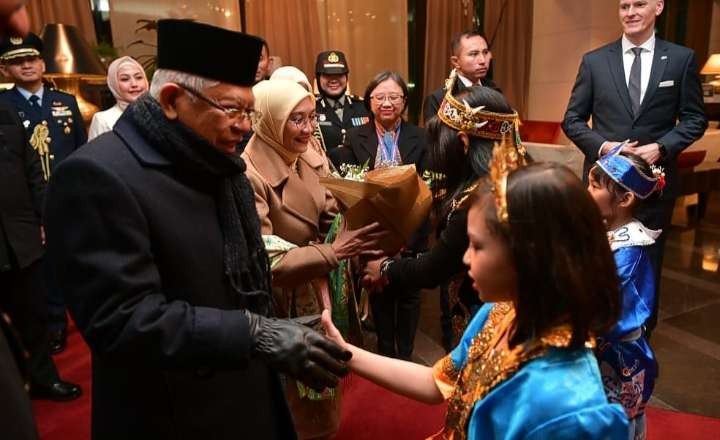 Tiba di Wina, Wapres dan Ibu Wury Ma'ruf Amin disambut anak Indonesia. (Foto: Setwapres)