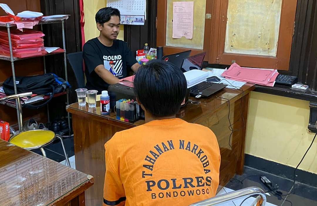 Pria pengedar pil trex dibekuk di warung saat tunggu pembeli diperiksa penyidik Satresnarkoba Polres Bondowoso.(Foto:Guido/Ngopibareng.id)