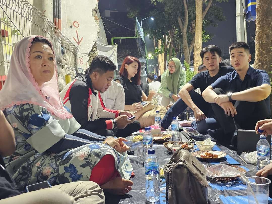 Ketua Komunitas Milenial Ganjar (Kolega) Jawa Timur, Billy Handiwiyanto terlibat obrolan santai dengan Yenny Wahid. (Foto: Istimewa)