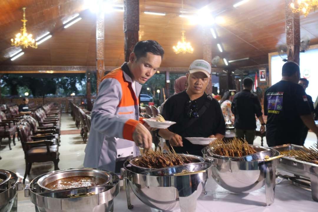 Artis Ibu Kota menikmati kuliner khas Blora. (Foto: Humas Pemkab Blora)