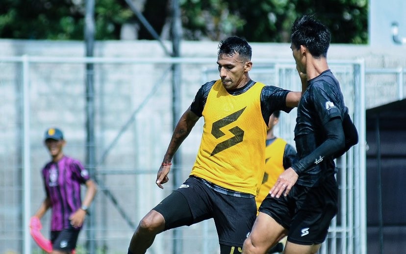 Pemain Arema FC saat menjalani sesi latihan jelang laga melawan Persik Kediri di pekan ke-20 Kompetisi Liga 1 (Foto: Twitter/@Aremafcofficial)