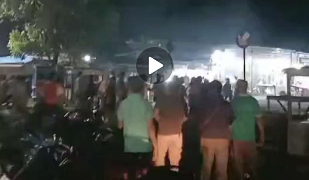 Bentrok antara dua kelompok terjadi di Kota Bitung, Sulawesi Utara pada hari Sabtu, 25 November 2023 sore hingga malam. (Foto:tangkapan video/ngopibareng.id)