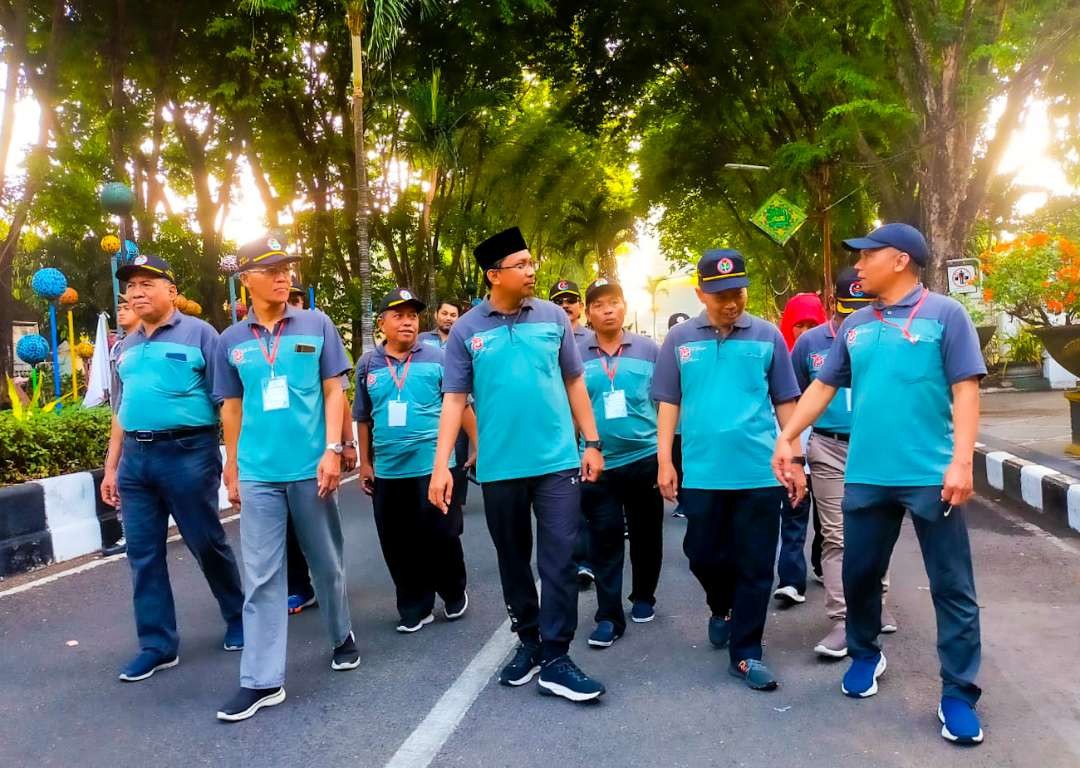 Gus Muhdlor saat jalan sehat bersama guru di Sidoarjo (foto : Aini/Ngopibareng.id)