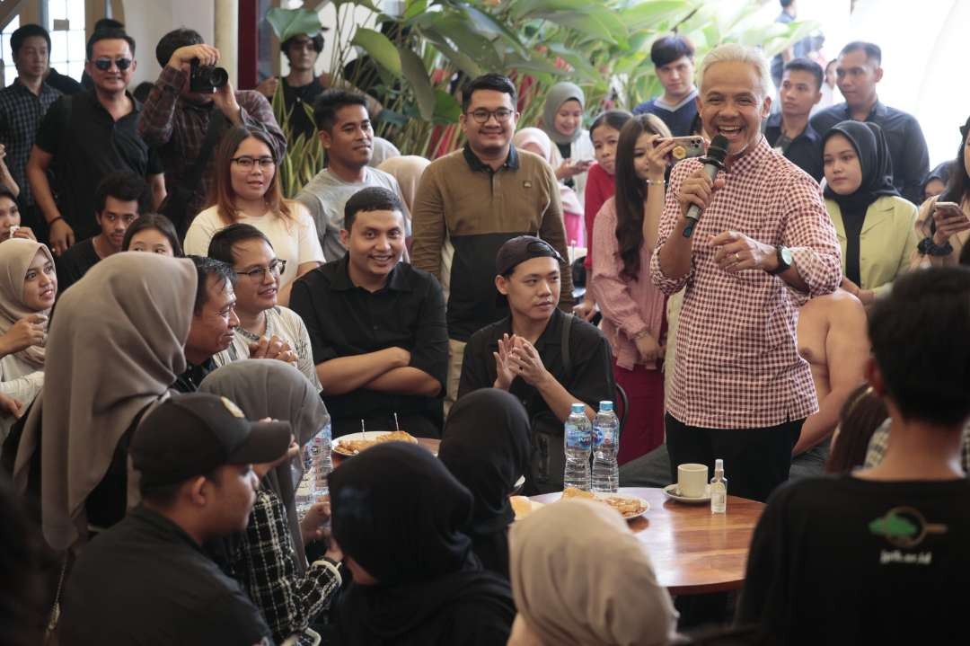 Calon Presiden 2024, Ganjar Pranowo saat berada di Kafe Kopi Asiang Pontianak mendadak ramai, Minggu 26 November 2023. Ratusan anak muda berduyun-duyun datang dari sejumlah daerah ke kafe kopi legendaris itu.(Foto: istimewa)