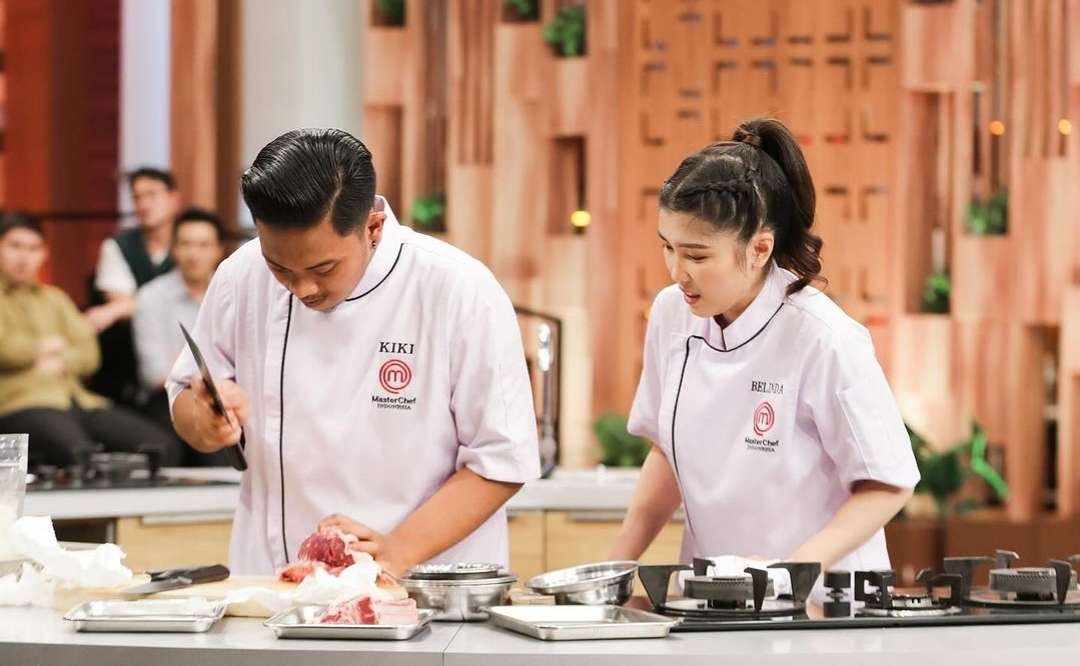 Kiki membantu Belinda potong daging saat grand final ronde dua, tantangan dupilkat hidangan Chef Hans Cristian. (Instagram @kiki.mci11)