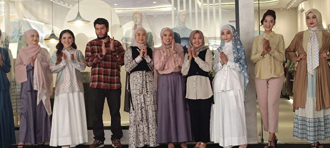 Busana yang ditampilkan oleh para model tersebut merupakan buatan store Aleza (Foto: Fendi Lesmana/ngopibareng.id)