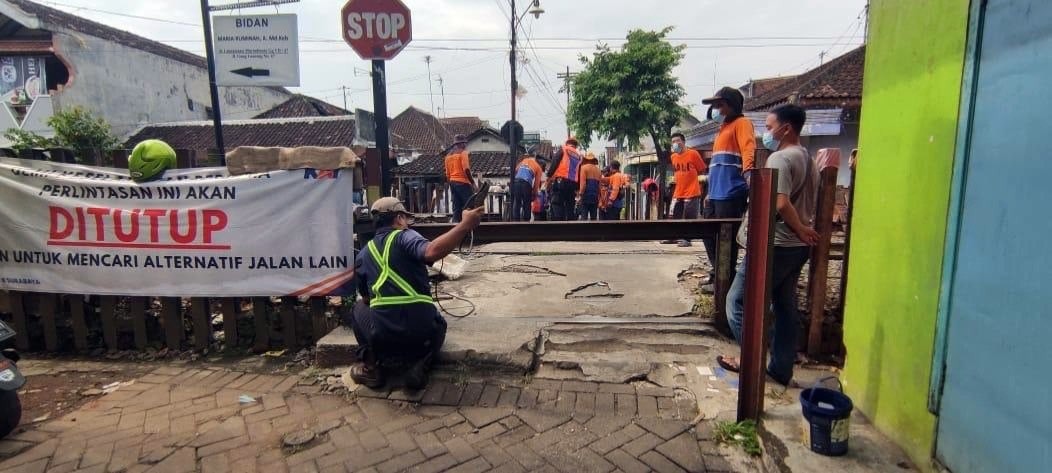 Salah satu titik perlintasan sebidang yang ditutup di Kota Malang (Foto: PT KAI Daop 8 Surabaya)