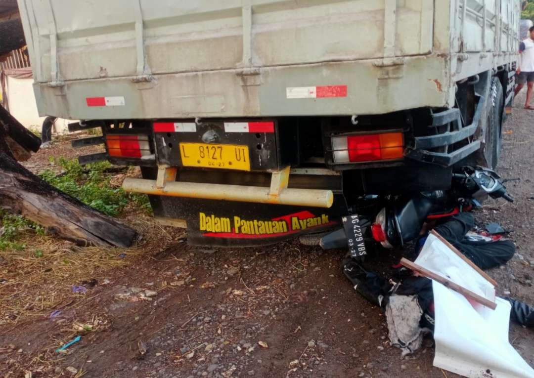 Kondisi korban beserta motornya sebelum dievakuasi (Foto: Istimewa)