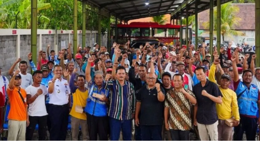 Para juru parkir (jukir) di wilayah Kota Madiun berfoto bersama Dishub dan Walikota Madiun Maidi. (foto: Ant)