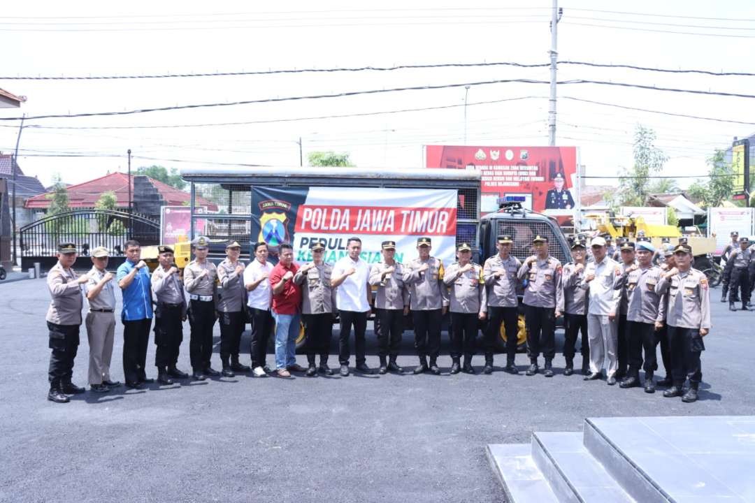 Kepolisian Resor (Polres) Bojonegoro dan Bhayangkari mengirimkan bantuan kemanusiaan untuk korban konflik di Gaza Palestina. Bantuan dilepas Kapolres Bojonegoro AKBP Rogib Triayanto, diwakili Wakapaolres Bojonegoro Kompol David Manurung,  di halaman Mapolres Bojonegoro, Minggu 26 November 2023. (Foto: dok. humas polres)