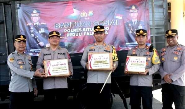 Kapolres Situbondo AKBP Dwi Sumrahadi Rakhmanto dan PJU Polres melepas truk membawa bantuan kemanusiaan bagi warga Gaza Palestina korban konflik kelompok Hamas dan Israel. (Foto:Guido/Ngopibareng.id)