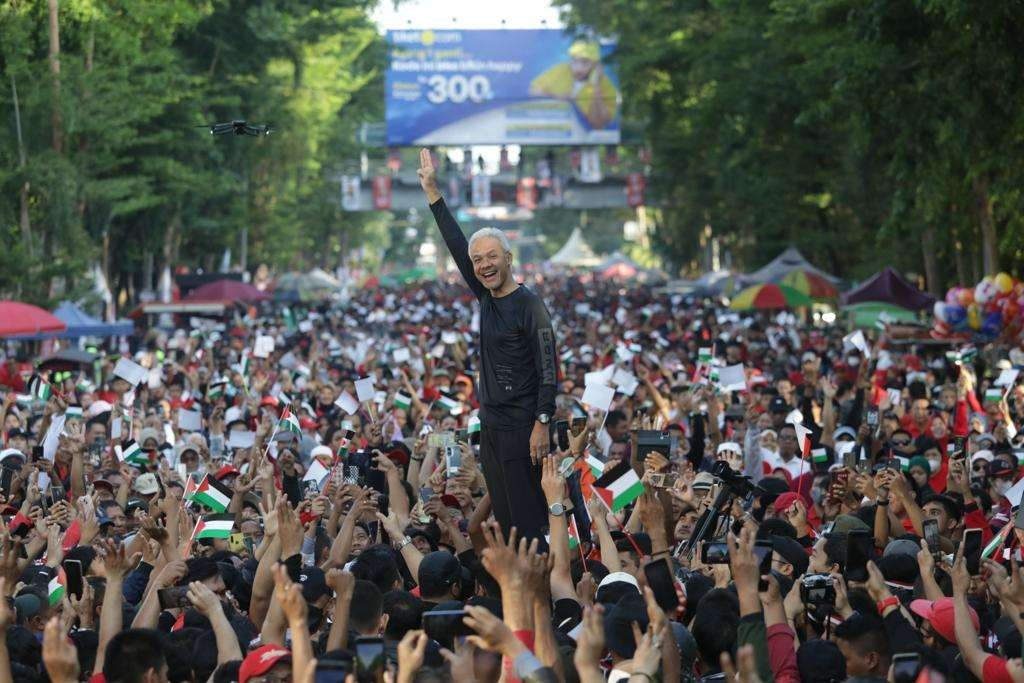 Kehadiran Ganjar Pranowo pada acara jalan sehat di Makassar menyedot perhatian masyarakat di sana untuk ambil bagian di kegiatan ini. (Foto: Tim Media Ganjar)