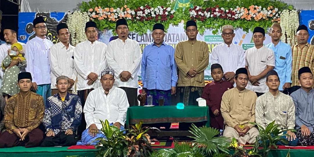 KH Marzuki Mustamar, Pengasuh Pondok Pesantren Sabilurrosyad Gasek Kota Malang bersama kiai dan santri. (Foto: dok/ngopibareng.id)