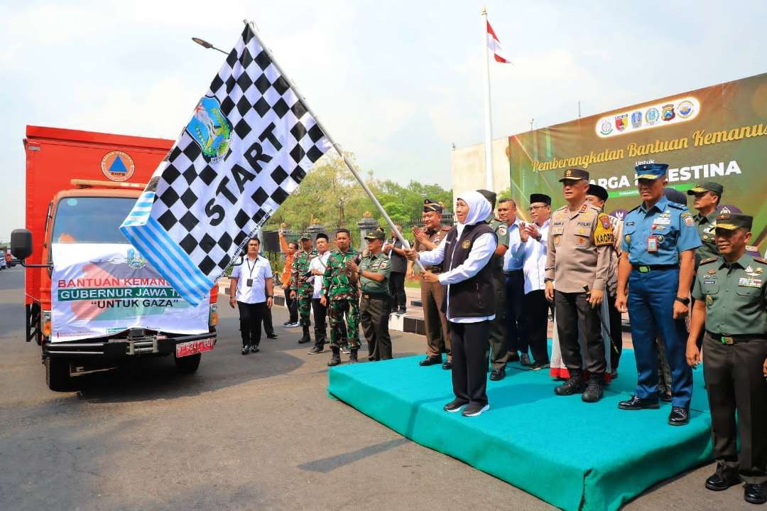 Gubernur Jatim, Khofifah Indar Parawansa saat melepas bantuan untuk Palestina. (Foto: Istimewa)