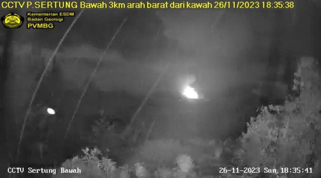 Gunung Anak Krakatau kembali erupsi, Senin 27 November 2023 pukul 09.32 WIB. (Foto: PVMBG)