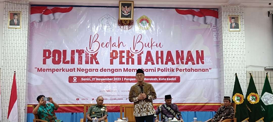 Juru bicara Menteri Pertahanan RI Dr Dahnil Anzar Simanjuntak serta staf Ahli Menteri Pertahanan bidang politik Mayjen TNI Drs Nugroho Sulistyo Budi  berkunjung ke Pondok Pesantren Walibarokah Kediri Senin 27 November 2023 (Foto: Fendi Lesmana/ngopibareng.id)