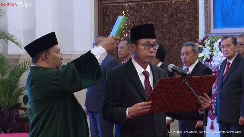 Pelantikan ketua sementara KPK, Nawawi Pomolango oleh Presiden Jokowi di Istana Merdeka, Jakarta, Senin 27 November 2023. (Foto: Tangkapan layar Youtube Sekretariat Presiden)