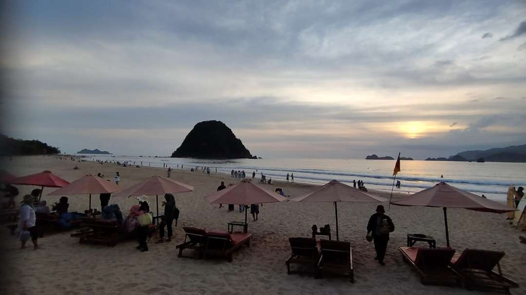 Suasana sunset di Pantai Pulau Merah, meski tertutup awan tipis namun tetap memancarkan keindahan. (Foto: Muh Hujaini/Ngopibareng.id)