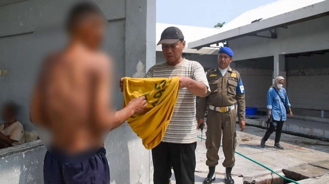 AB dibina di Liponsos Keputih, Surabaya. Ia meminta uang ke warga secara memaksa. (Foto: Dokumentasi Satpol PP Surabaya)