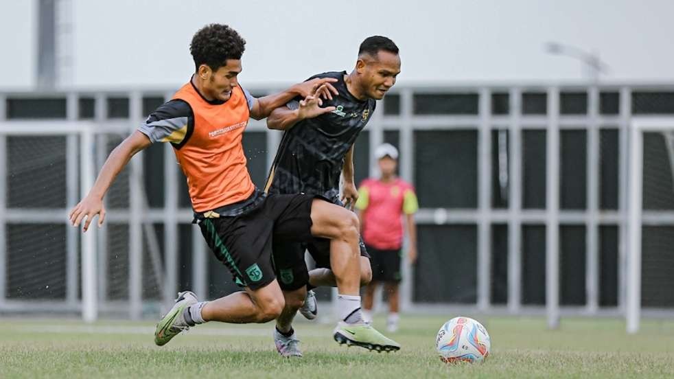 Pemain Persebaya, Oktafianus Fernando langsung mengikuti latihan tim. (Foto: Persebaya)