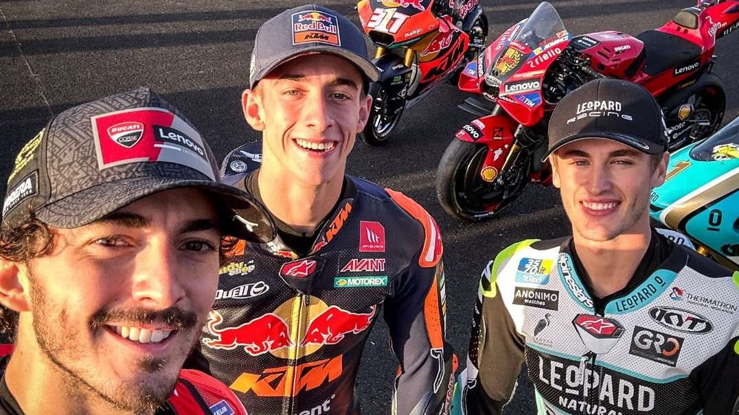 Francesco Bagnaia (kiri) juara MotoGP Valencia sekaligus mengunci gelar juara dunia, Minggu 26 November 2023. (Foto: X @peccobagnaia)