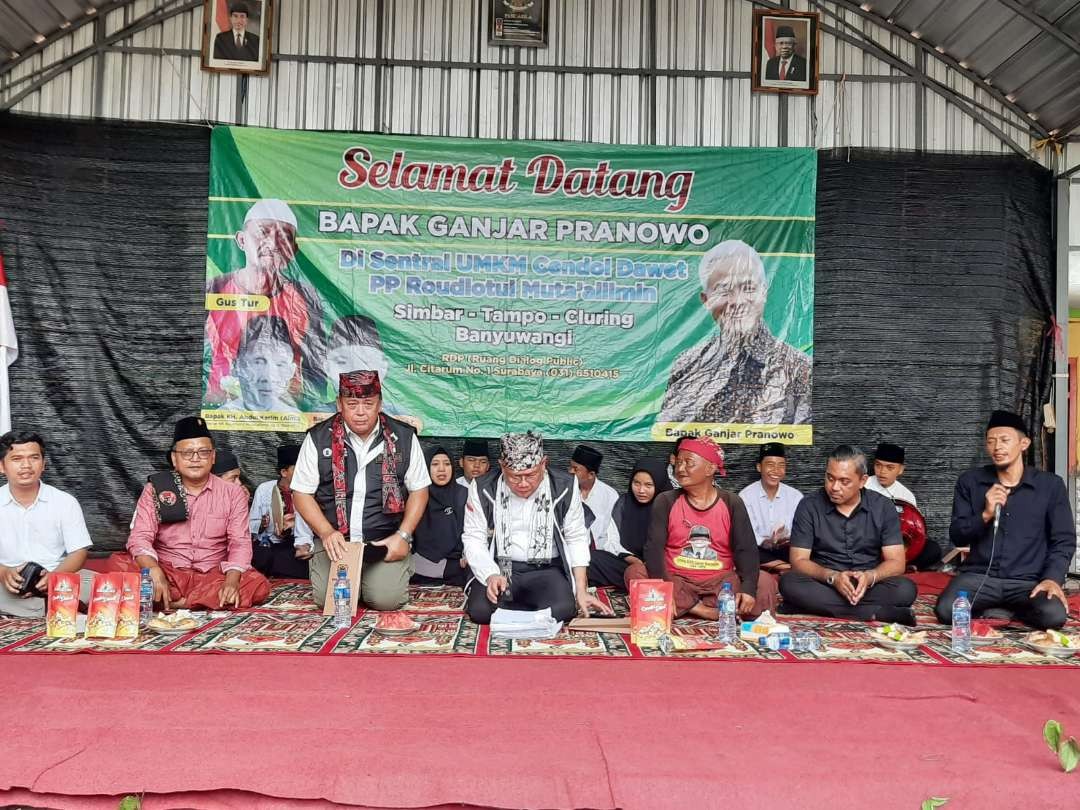 Penyerahan dokumen 15 ribu suara untuk Ganjar-Mahfud di wilayah Ponpes Roudlotul Muta'allimin, Banyuwangi.. (Foto: Tim Media Ganjar)