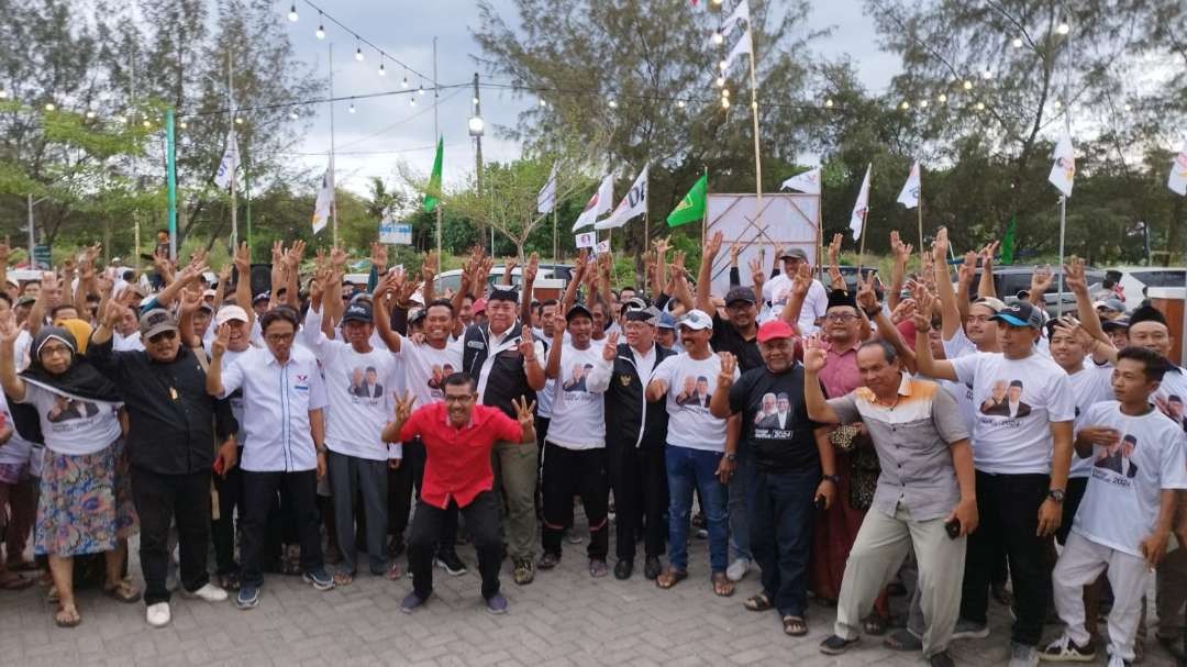 TPN Ganjar berfoto bersama ratusan nelayan Banyuwangi (Foto:Muh Hujaini/Ngopibareng.id)