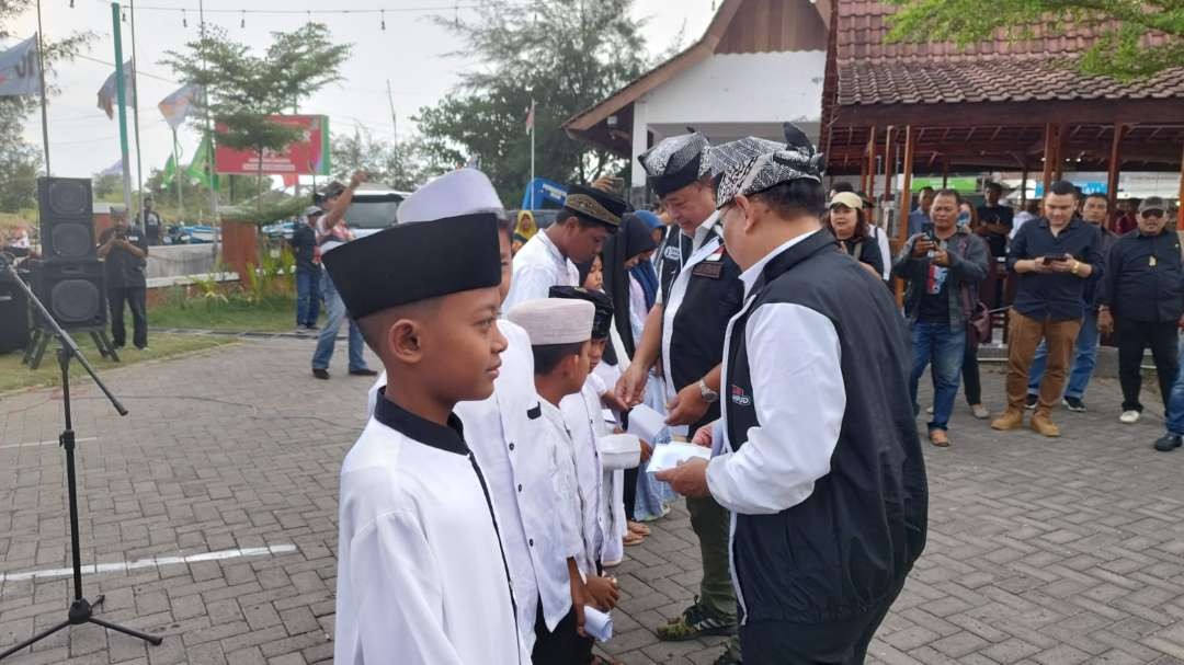 Deputi Kinetik Teritorial TPN Ganjar-Mahfud dan Ketua TPD Jawa Timur, Agus Setiadji memberikan santunan kepada anak yatim (foto: Muh Hujaini/Ngopibareng.id)