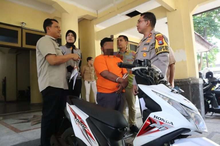 Pria berinisial SU, warga Banyuates Kabupaten Sampang, Madura saat berada di Polres Bangkalan. (Foto: dok. polres bangkalan)