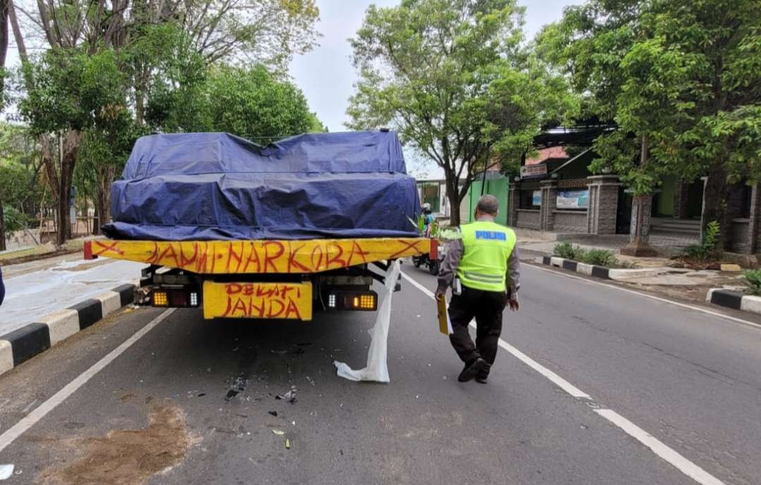 Anggota Satlantas Polres Tuban sedang melakukan olah TKP kecelakaan (dok. Polres Tuban)