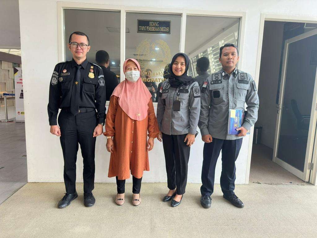 Warga Negara Asing (WNA) Taiwan berinisial CNC, (baju dan kerudung coklat) dideportasi Imigrasi Non TPI kelas II Blitar, karena melebihi izin tinggal, saat berkunjung ke keluarganya di Kecamatan Kanigoro Kabupaten Blitar. (Foto: dokumen Kantor Imigrasi Kelas II Non TPI Blitar)