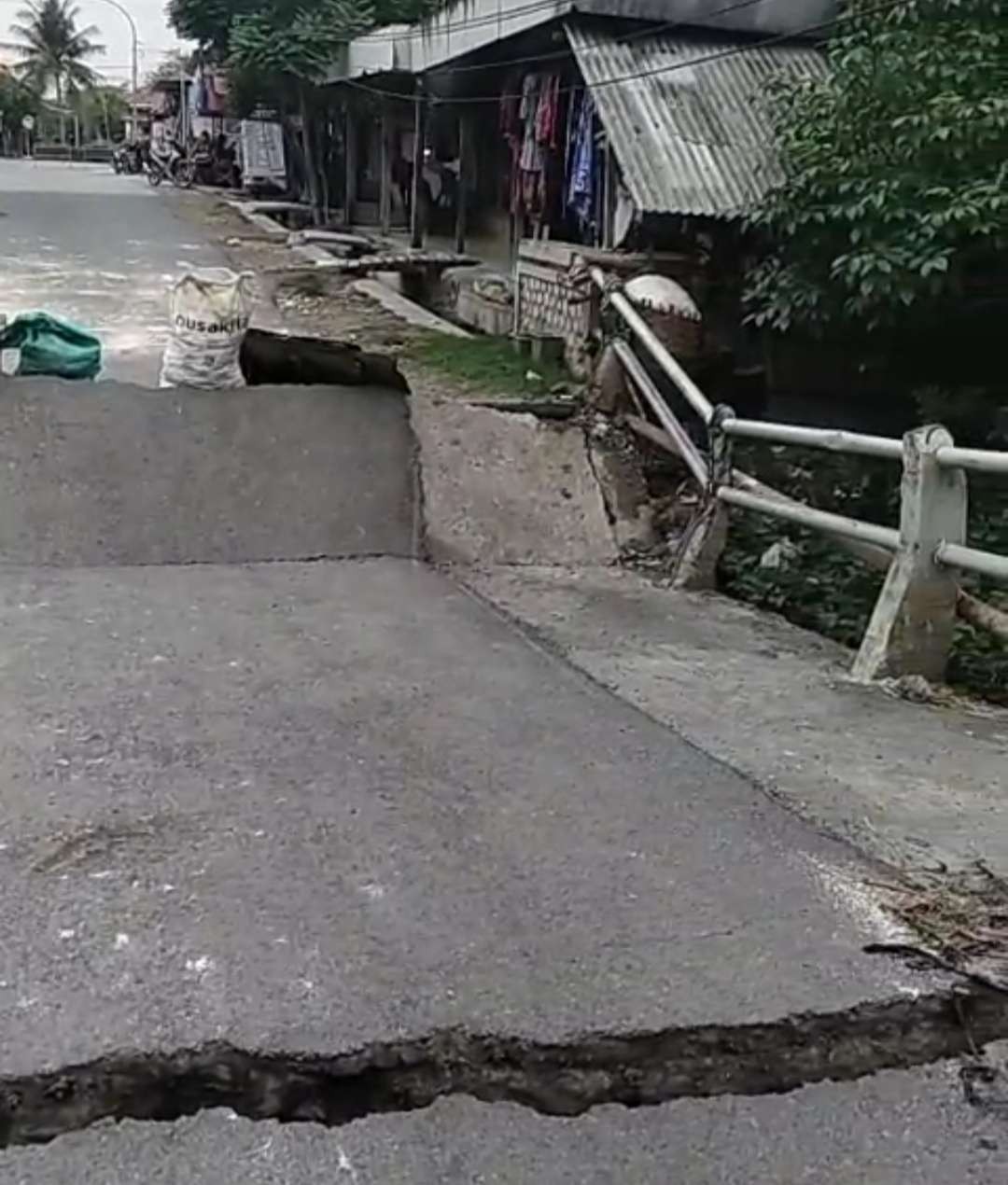 Jembatan Desa Tiwet di Lamongan yang ambrol tadi pagi (Foto: Istimewa)