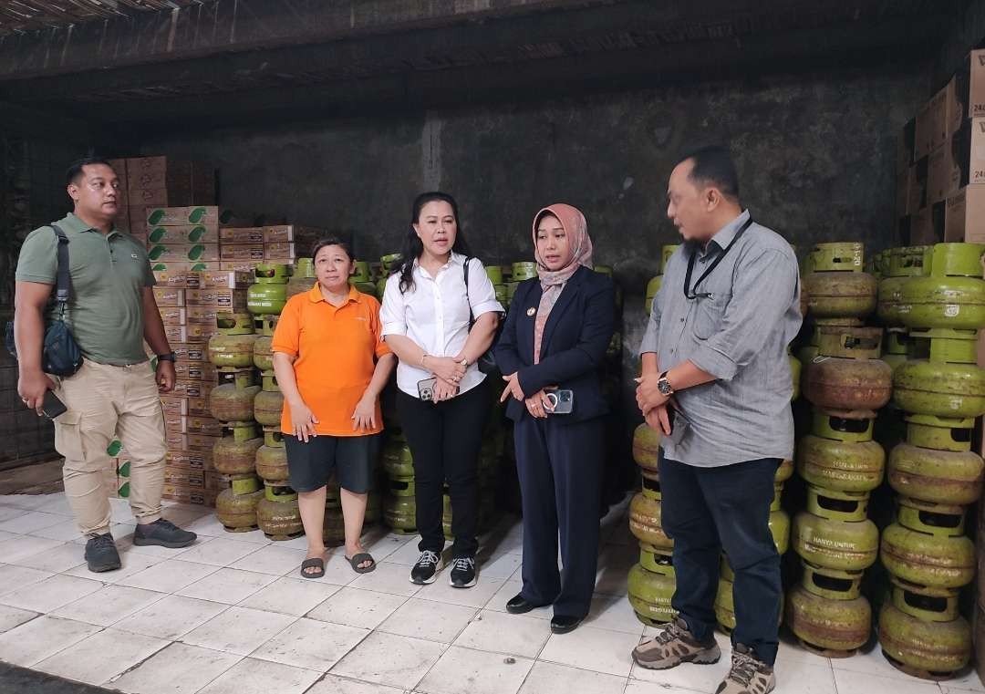 Ning Ita saat sidak Pangkalan LPG di Pasar Tanjung Anyar.(Foto Deni Lukmantara/Ngopibareng)