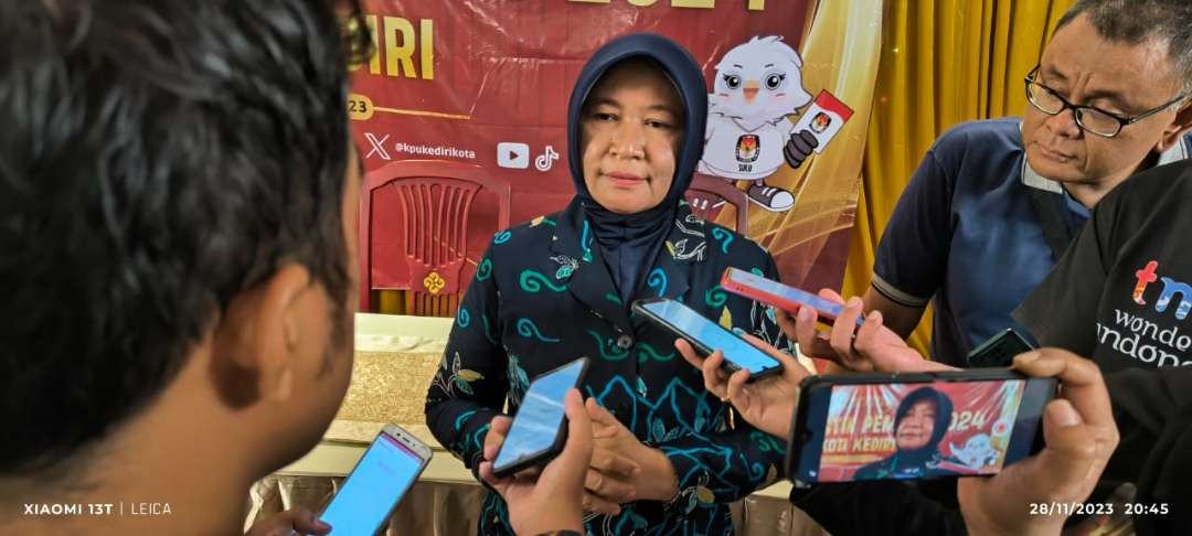 17 perwakilan pengurus partai kontestan pemilu ikut menghadiri kegiatan Sosialisasi Tata Logistik Pemilu 2024 Selasa 28 November 2023 malam (Foto: Fendi Lesmana/ngopibareng.id)