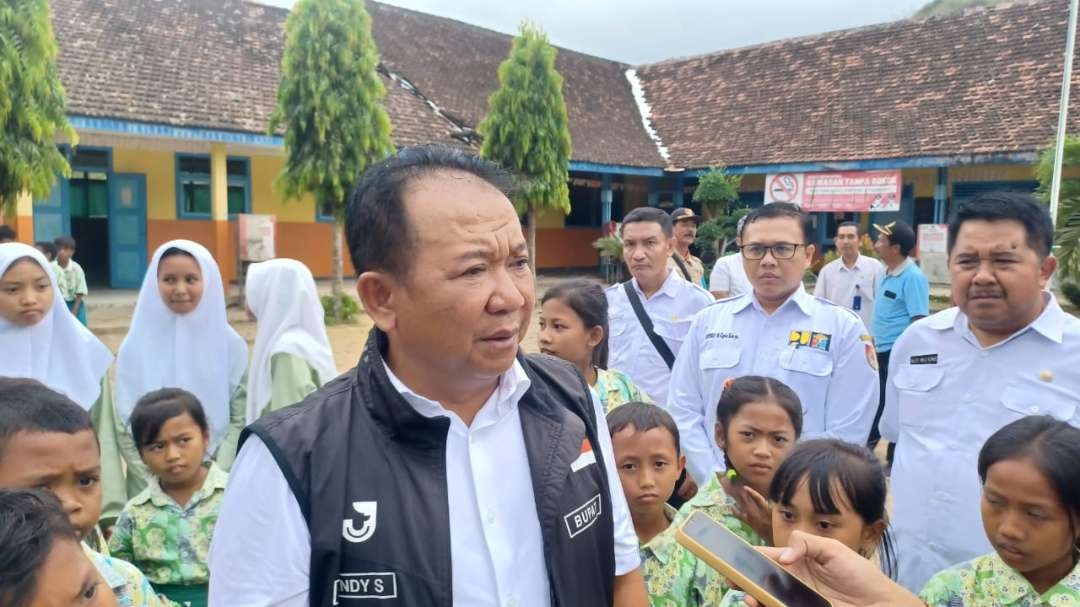 Bupati Jember Hendy Siswanto saat berkunjung ke SDN terpencil di dekat Pantai Bandealit, Kecamatan Tempurejo. (Foto: Dokumentasi Diskominfo)