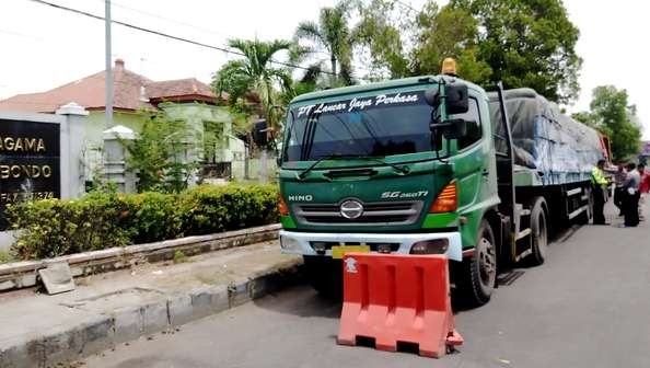 Truk trailer melindas seorang ASN Kemenang Situbondo hingga meninggal dunia diamankan Satlantas Polres Situbondo.(Foto:Satlantas Polres Situbondo) )