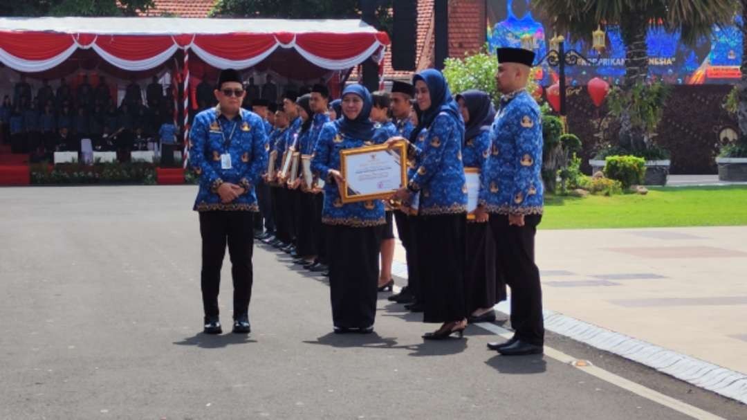 Gubernur Jatim, Khofifah Indar Parawansa dalam peringatan Hari Jadi ke-52 Korpri Jatim di Gedung Negara Grahadi, Surabaya, Rabu 29 November 2023. (Foto: Fariz Yarbo/Ngopibareng.id)