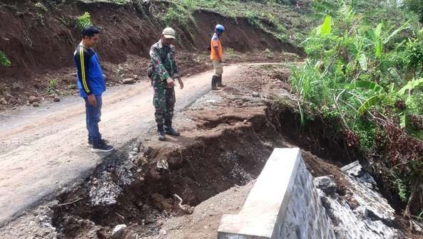 Plengsengan jalan Desa Curat Tatal, Kecamatan Arjasa, Situbondo, longsor diterjang hujan dua hari beruntun. (Foto: Koramil Arjasa Situbondo)