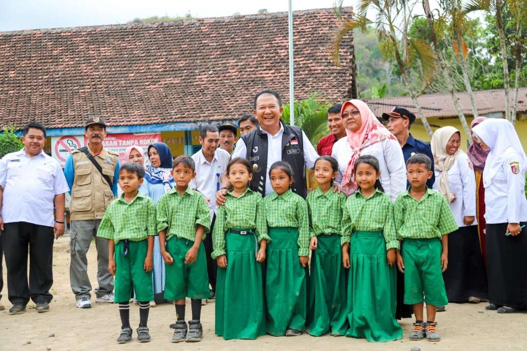 Bupati Jember Hendy Siswanto kunjungan kerja di SDN Andongrejo 3. (Foto: Dokumentasi Diskominfo Jember)