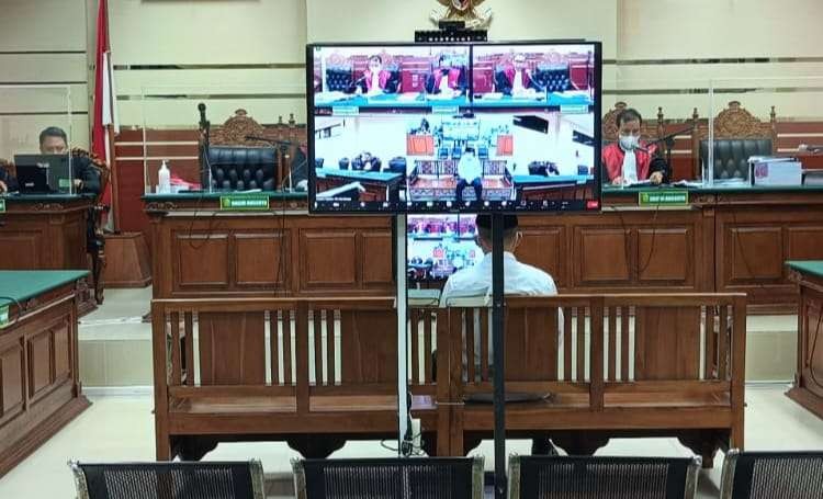 Terdakwa Edi Santoso saat hadir dalam sidang agenda putusan di PN Tipikor Surabaya. (Foto: Dokumentasi Kejari Jember)