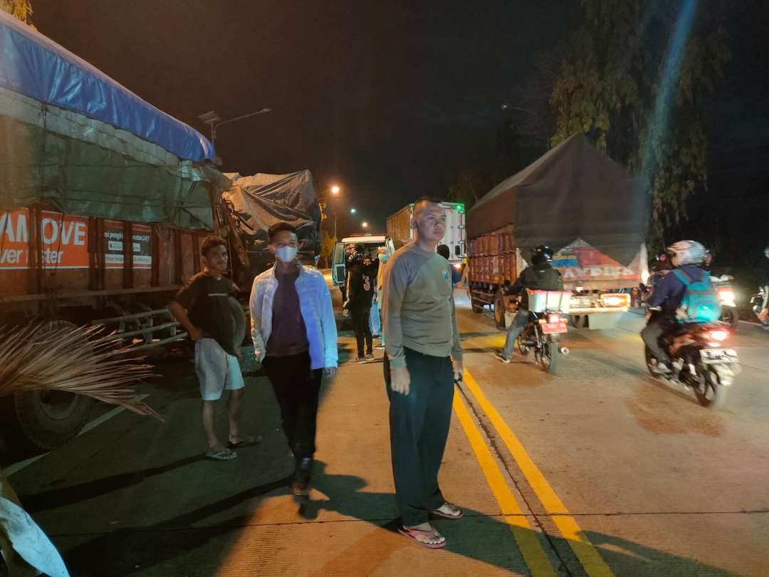 Kondisi kendaraan truk tronton sehabis ditabrak truk trailer dari belakang di Lamongan (Foto : Istimewa)