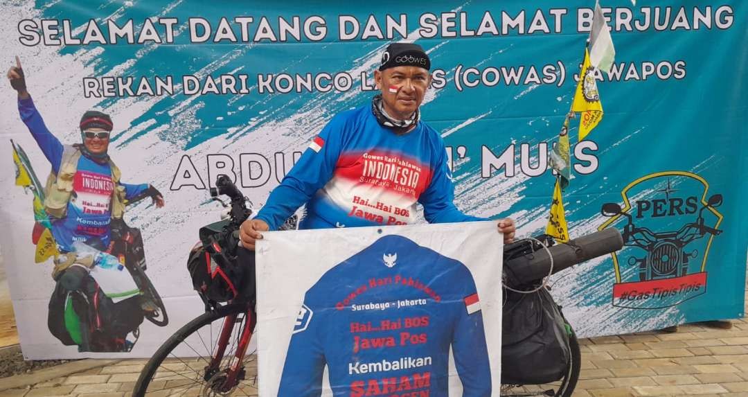 Mantan wartawan senior Jawa Pos (JP), Abdul Muis akrab disapa Cak Amu, gowes Surabaya hingga Jakarta menuntut dana tunjangan hari tua, yang diabaikan manajemen Jawa Pos. (Foto: Istimewa)