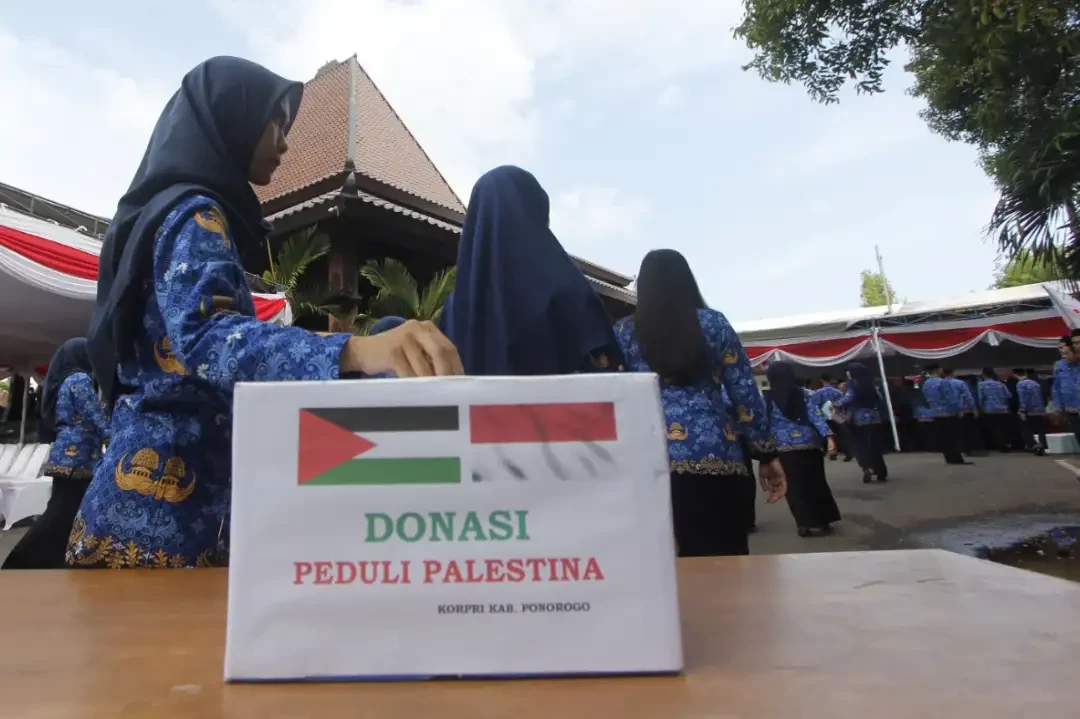 Aparatur Sipil Negara (ASN) Pemerintah Kabupaten Ponorogo menggalang dana kemanusiaan untuk Palestina di halaman Pendopo Agung, pada Rabu 29 November 2023.(Foto: dok. kominfo ponorogo)