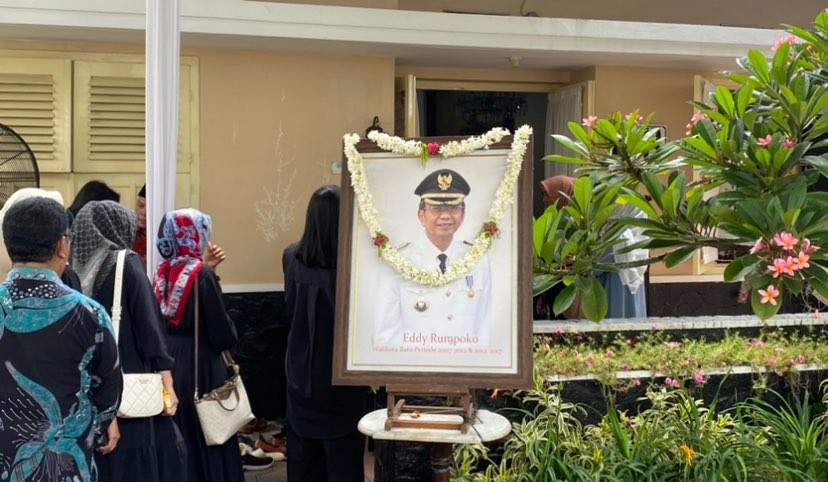 Suasana rumah duka mantan Walikota Batu, Eddy Rumpoko di Jalan Trunojoyo, Kota Batu. (Foto: Lalu Theo/Ngopibareng.id)